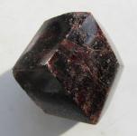 Granat aus Indien, Almandin, geschliffener Kristall 96 g., 37 mm 