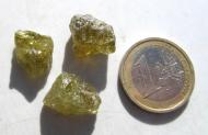 Grüner Granat aus Tansania, Grossular, 3 Kristalle, Rohedelsteine 45.5 Ct. 
