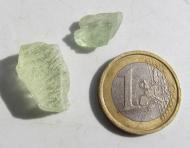 Hiddenit aus Afghanistan, 2 Rohedelsteine 25.5 Ct., Schleifware 