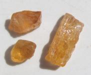 Edeltopas, Goldtopas aus Brasilien, 3 Kristalle 11.0 Ct., Rohedelsteine 