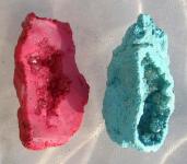 2 Quarz-Geoden, Quarzdrusen gefärbt, zusammen 80 g. 