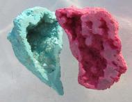 2 Quarz Geoden, Quarzdrusen gefärbt, zusammen 50 g. 