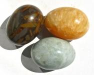 3 Steineier Marmor und Orangencalcit 