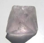 Fluorit Oktaeder hellviolett naturgewachsen, ca. 50 mm, 96 g. 