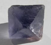 Fluorit Oktaeder violett naturgewachsen, ca. 30 mm, bis 22 g. 