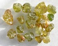 Grüner Granat aus Tansania, Grossular, Kristalle, Rohedelsteine 50 Ct. 