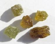 Grüner Granat aus Tansania, Grossular, 5 Kristalle, Rohedelsteine 45 Ct. 