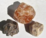 3 Grossular-Kristalle mit Aragonit, Mexiko 