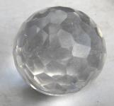 Kugel Bergkristall facettiert, mit Standfläche, Kristallkugel 8 g. 18 mm 