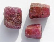 Rubin aus Tansania, 3 Kristalle 48.4 Ct, 10 bis 14 mm 
