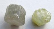 Grüner Saphir Farbvarianten, 2 Kristalle 25.3 Ct., Rohedelsteine 