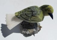 Tiergravur Vogel Edelsteinfigur auf Amethystsockel, 100 mm, 198 g 
