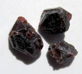 Zirkon, echte Rohedelsteine aus Pakistan, 3 Kristalle 46 Ct., bis 16 mm 
