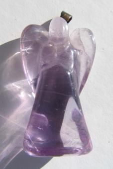 Schutzengel aus violetten Fluorit, 31 mm, mit Anhänger 