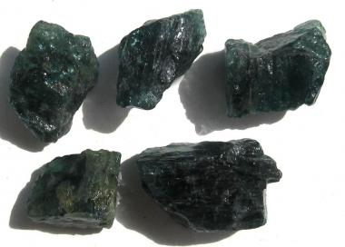 Apatit grün, Madagaskar, 100 Ct. Rohedelsteine, 5 Kristalle 13-21 mm 