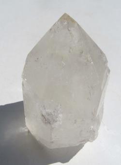 Bergkristall Spitze mit Standfläche, teilpoliert, 142 g., 60 mm 