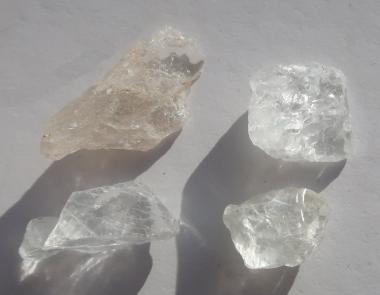 Beryll weiss, Goshenit, 4 Kristalle, Rohedelsteine 30 Ct., 12-22 mm 
