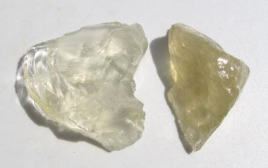 Brasilianit, 2 transparente Rohsteine 16.7 g., bis 34 mm 