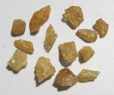 Danburit aus Tansania, gelbe Rohedelsteine, 33.0 Ct. 
