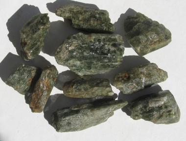 Diopsid aus Madagaskar, 50 g. Rohedelsteine, Kristalle 
