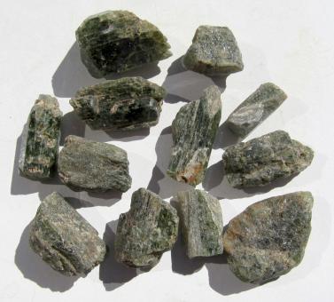 Diopsid aus Madagaskar, 50 g. Rohedelsteine, Kristalle 