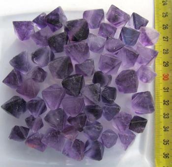 Fluorit Oktaeder violett naturgewachsen, ca. 20 mm 