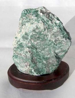 Fuchsit auf Sockel Mineral Rohstein, gesamt 580 g. 