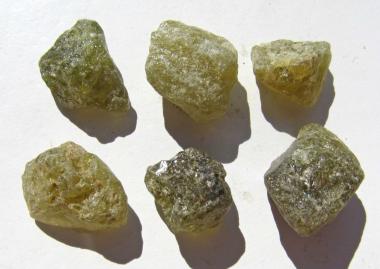 Grüner Granat aus Tansania, Grossular, 6 Kristalle, Rohedelsteine 51 Ct. 