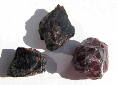 Granat Grossular, Rhodolit, aus Tansania, 3 Rohedelsteine 53 Ct, 12-17 mm 
