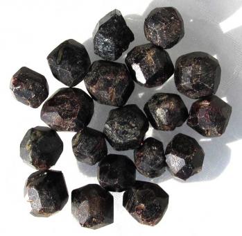 Granat - Almandin, 5 Rohkristalle angeschliffen 