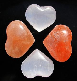 4 Selenit Herzen in 2 Farben, zusammen 160 g., poliert 