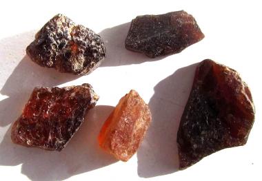 Hessonit Granat aus Madagaskar, 50 Ct. Rohsteine, 5 Kristalle 