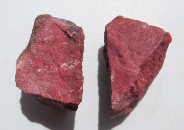 Thulit, 2 Rohsteine, Norwegen 48 g. 