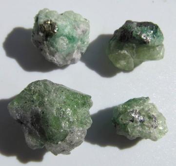 Tsavorit aus Tansania, Chrom-Granat, 4 Rohedelsteine 45.5 Ct., 10-16 mm 