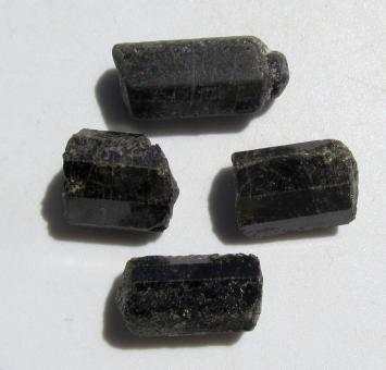 Schwarzer Turmalin Schörl Doppelender 4 Kristalle, zusammen 37.5 Ct 