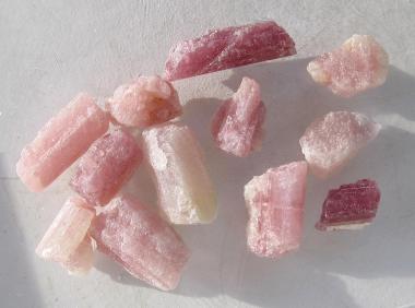 Turmalin rosa, Brasilien, 100 Ct. Rohsteine, Edelsteine bis 23 mm 