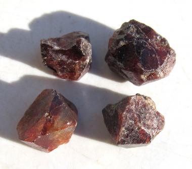 Zirkon, echte Rohedelsteine aus Pakistan, 4 Kristalle 39.5 Ct., bis 12 mm 